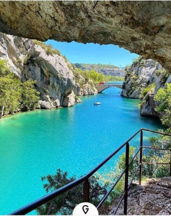 Location de vacances  La Verdière Extérieur photo
